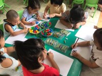 Nhằm mục đích để các con được nhớ tốt hơn các cô giáo đã sáng tạo ra hoạt động in chữ và số. Một hoạt động chơi mà học khiến các bạn ý thích thú vô cùng😉😘