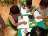 Hôm nay các bé lớp A1 tập in hình tròn để tạo ra bông hoa và ông mặt trời tí hon xinh xinh đấy các mẹ ạ 😘😘