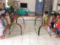Các bé lớp C2 vui vẻ với hoạt động bò thấp chui qua cổng của các bé lớp C2❤️❤️