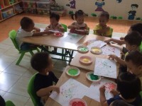 Chấm màu theo ý thích là tác phẩm nghệ thuật độc đáo của các bạn lớp C1. 😘😘