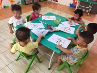 Tiết học tô màu luôn được các bé háo hức, và hôm nay trang trí cánh cam 😘❤️