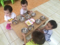 Bé tập sử dụng bát, thìa và phân biệt các loại hạt của các bạn lớp C1 😘😘