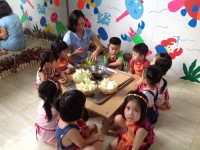 Bé khám phá cây bắp cải và quả su su 😘😊