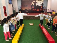 Đi nối bàn chân trên ghế thể dục đầu đội bao cát❤️❤️